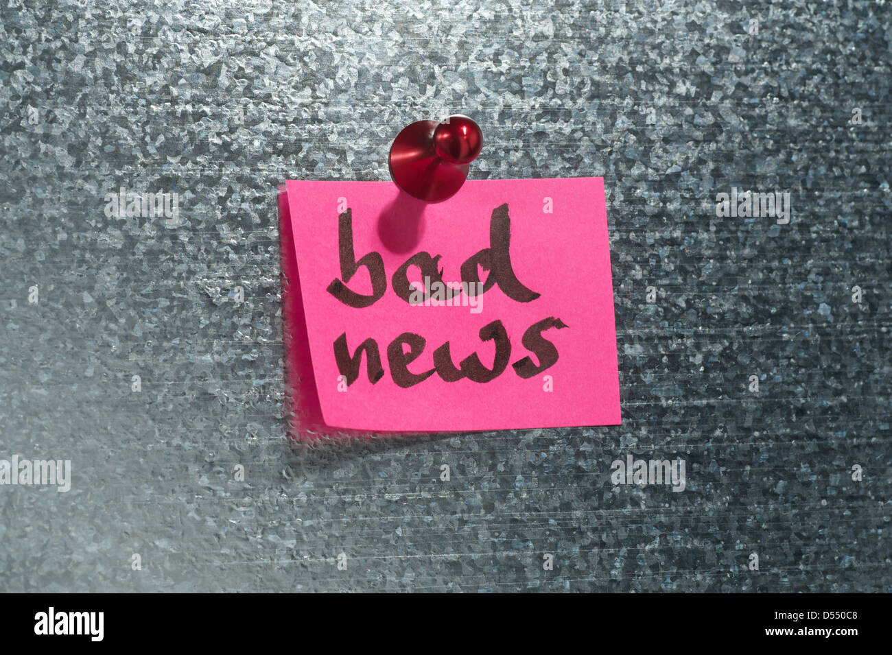 Hamburg, Deutschland, Notizen, die schlechte Nachricht sagt hängt eine Magnetwand Stockfoto