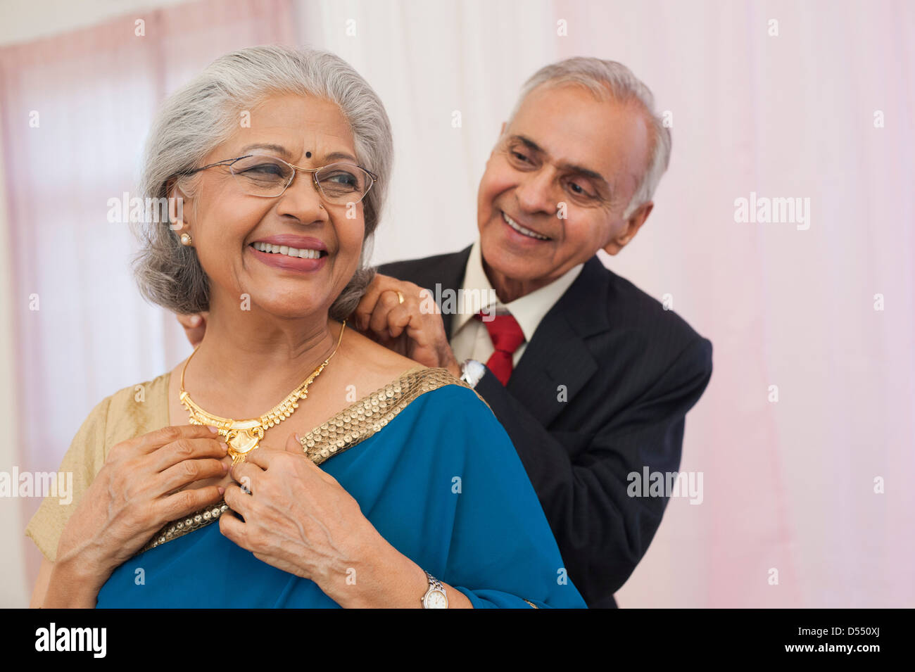 Mann, der eine Kette am Hals wifes Stockfoto