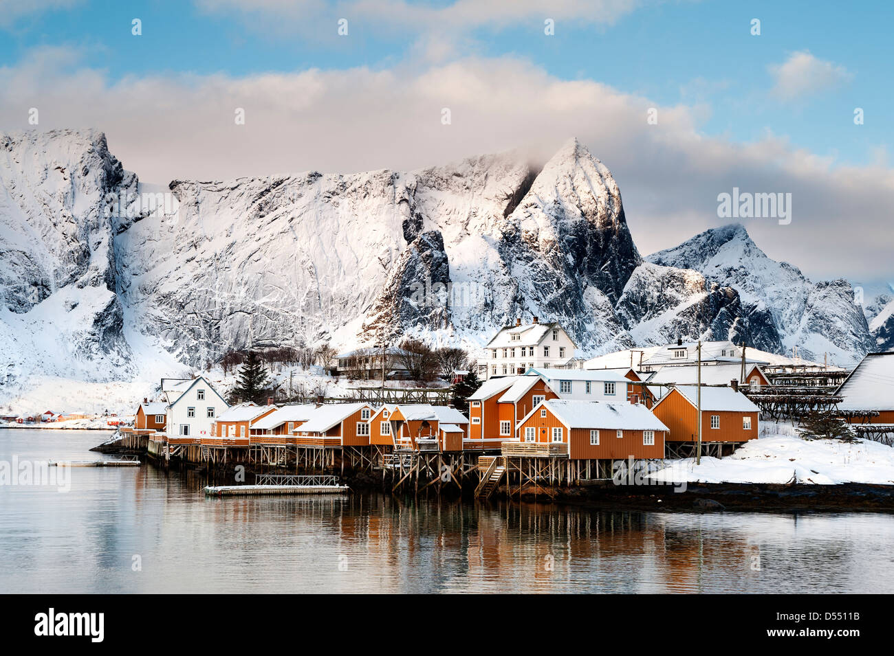 Ein Blick auf Rorbuer an Sakrisoy auf den Lofoten-Inseln mit Navaren im Hintergrund Stockfoto