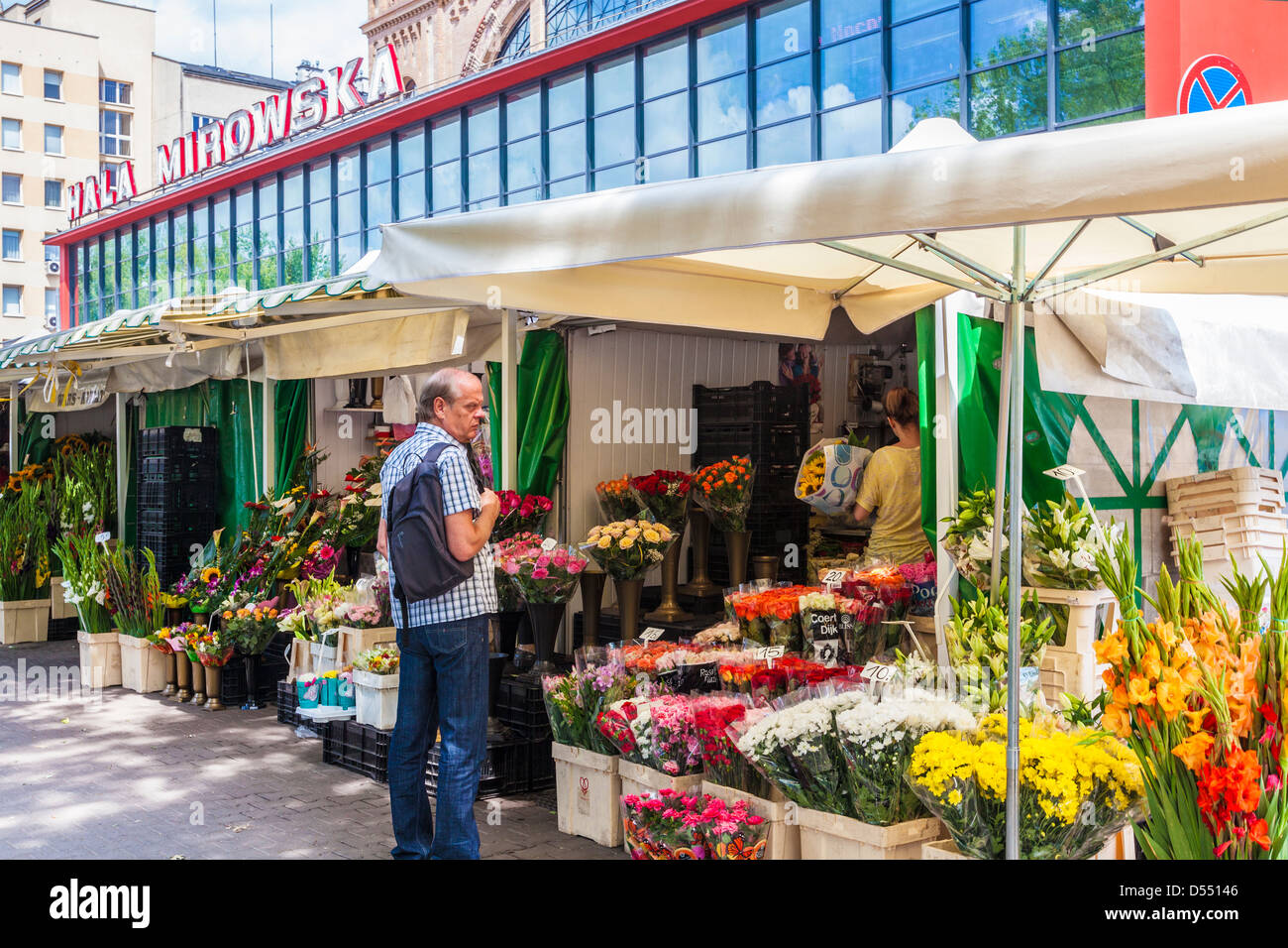 Blume Stände außerhalb Hala Mirowska Markt in Warschau, Polen. Stockfoto
