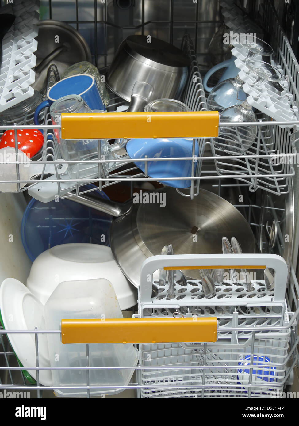 Geladen mit schmutzigen Geschirr Geschirrspüler Stockfoto