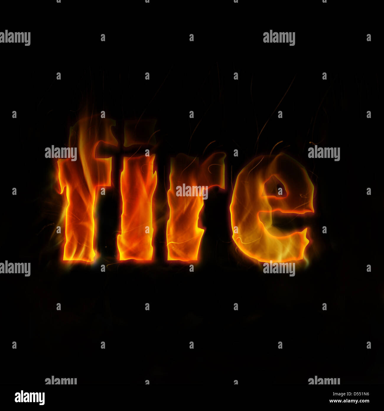 Brennende Feuer Wort auf schwarzem Hintergrund Stockfoto