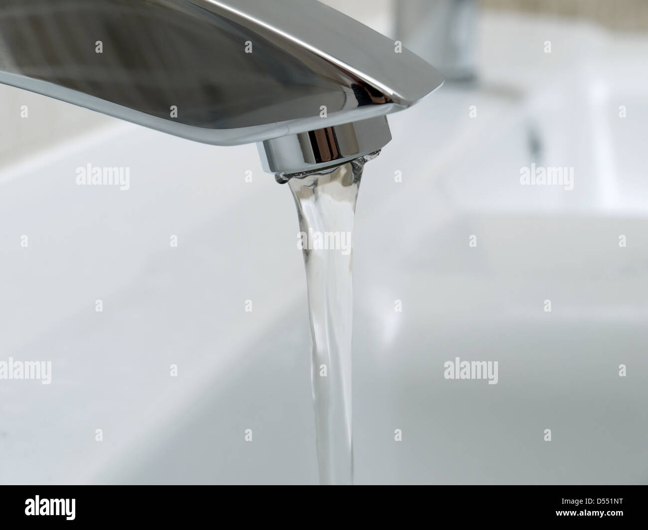 Nahaufnahme von Bad Chrom Wasserhahn mit fließendem Wasser Stockfoto