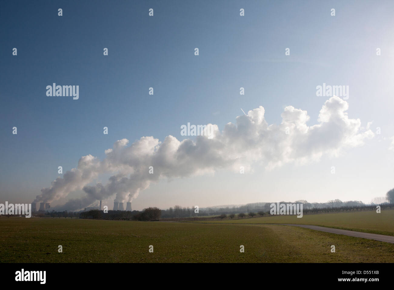 Didcot Kraftwerke letzten Tage Strom zu produzieren, wenn Kohlekraftwerke, die Kühltürme produzierenden Dampfwolken. Stockfoto