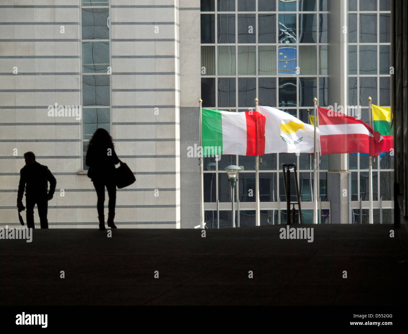 Silhouette, Menschen und bunten Fahnen auf das Europäische Parlament-Gebäude in Brüssel, Belgien Stockfoto