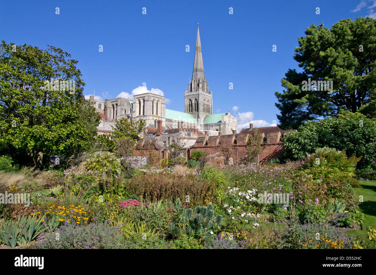 Chichester Kathedrale von den Bischöfen Palastgärten. Stockfoto