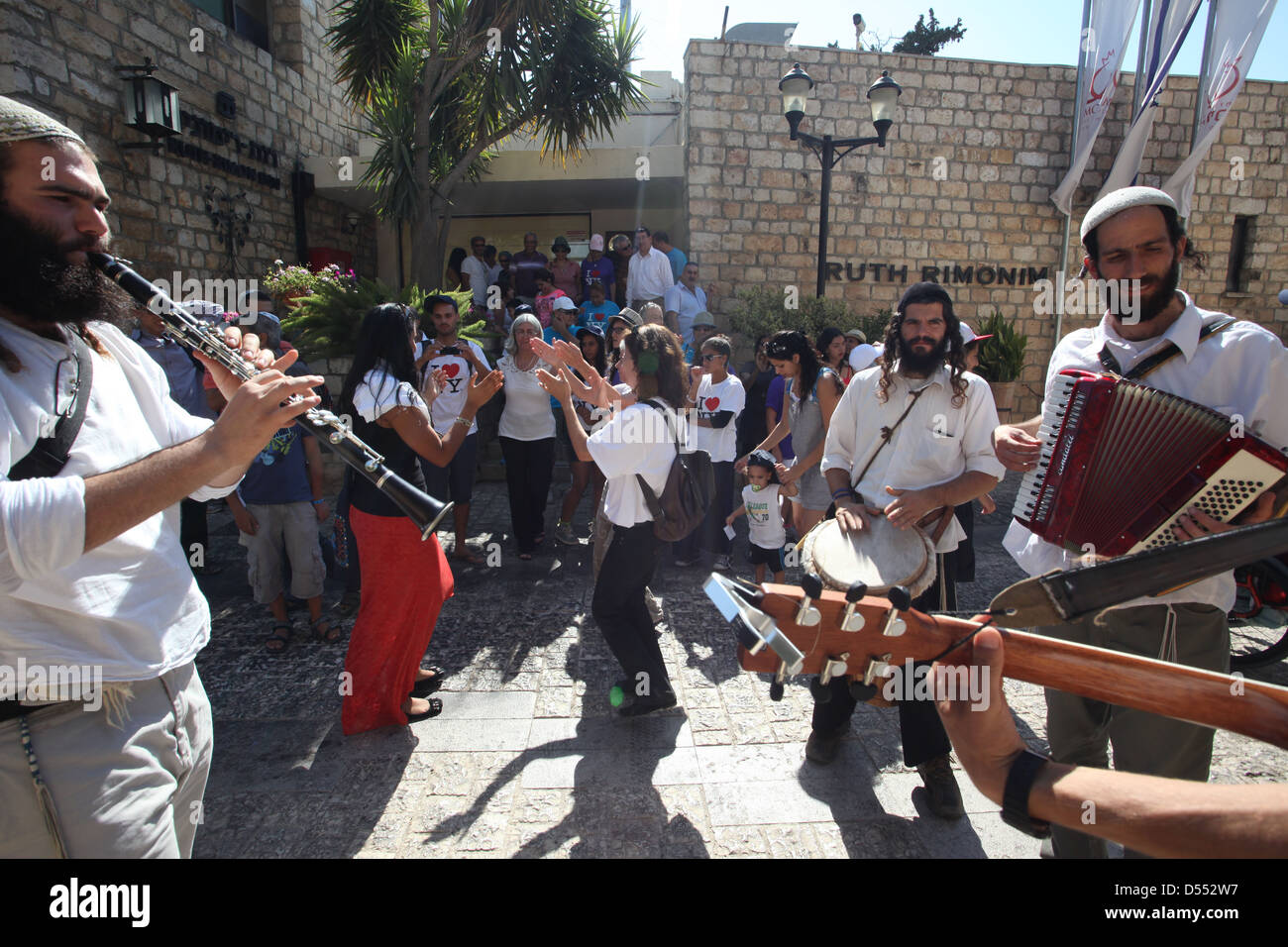 (Traditionelle jüdische Musiker) spielen Klezmermusik in einer Straße in Safed Stockfoto