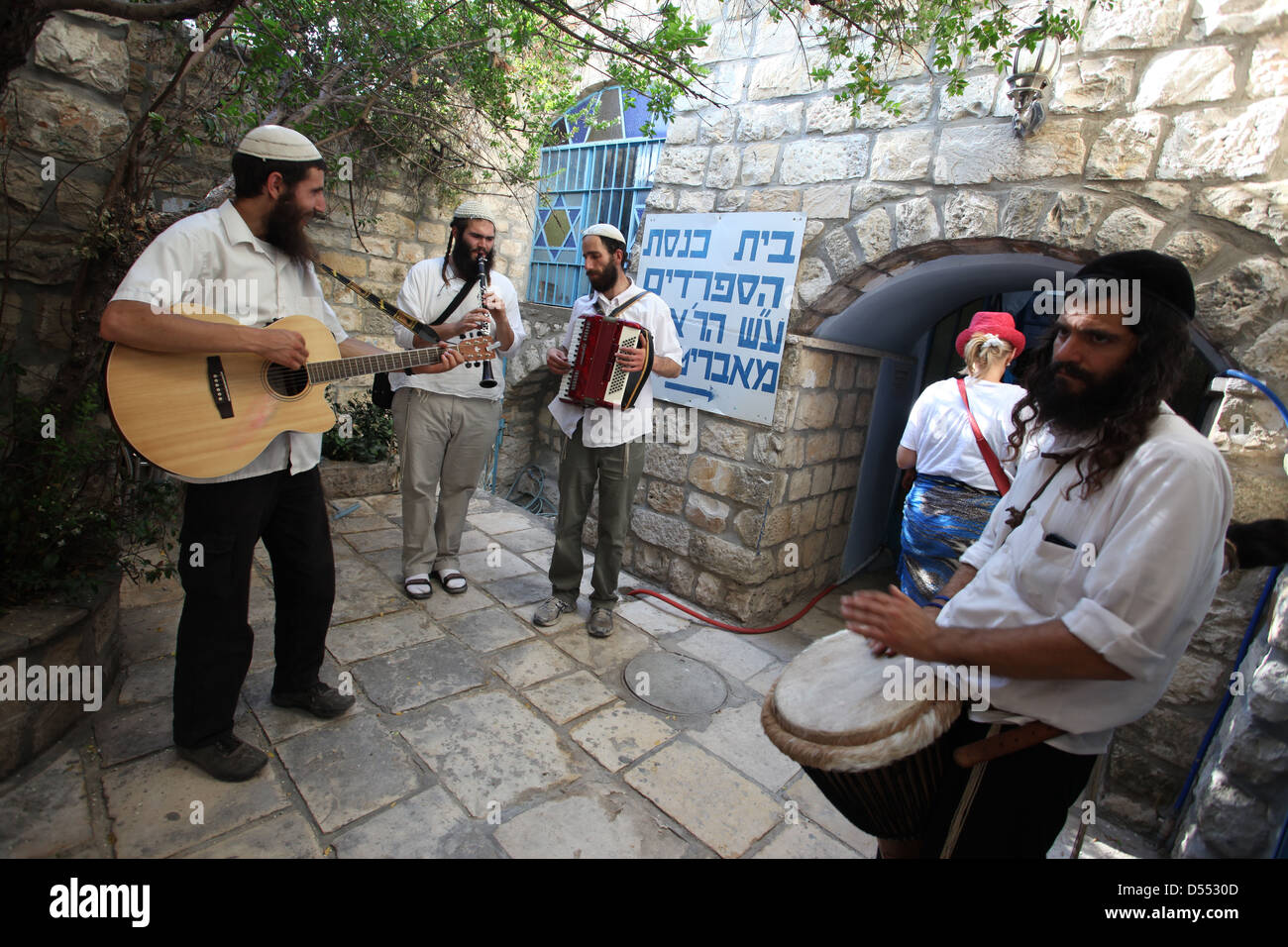 (Traditionelle jüdische Musiker) spielen Klezmermusik in einer Straße in Safed Stockfoto