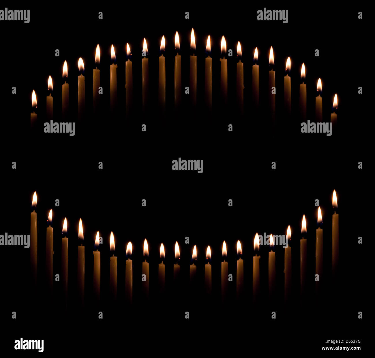 Gruppe von Spitzkerzen bilden einen Lichtkreis Kerze oder Kurve Stockfoto