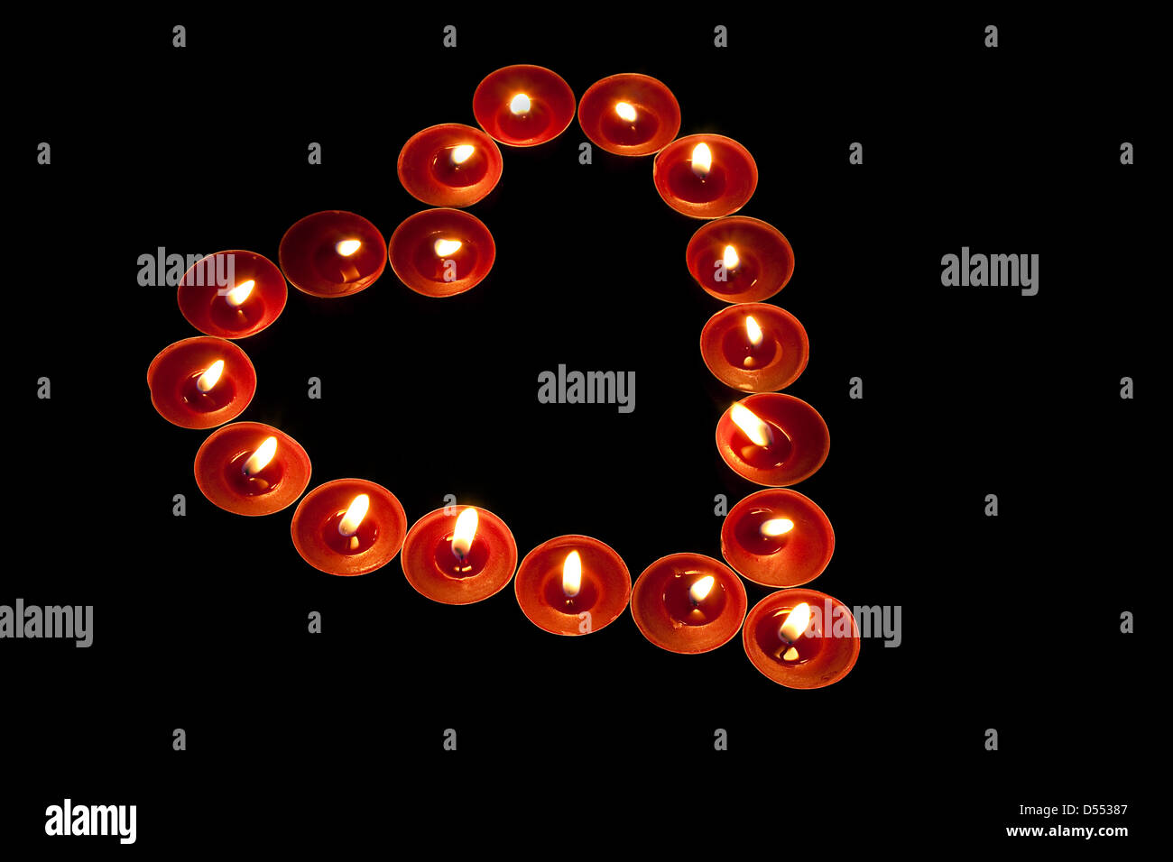 roten Teelicht Kerzen in der Form eine gute Liebe oder Valentinstag romantische Herzsymbol angeordnet Stockfoto