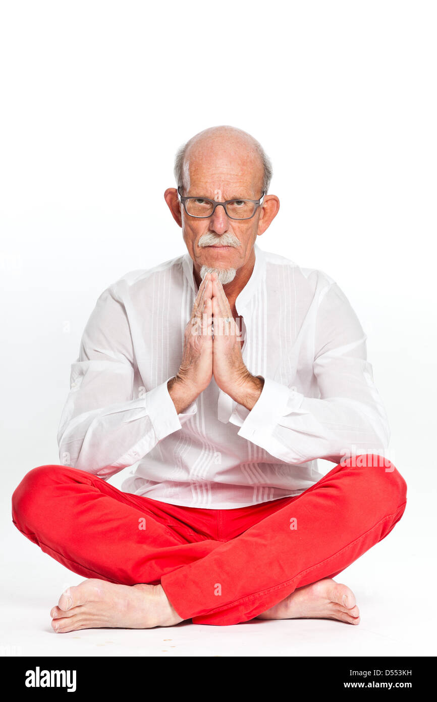 Spirituelle senior Mann mit Brille. Isoliert auf weiss. Stockfoto