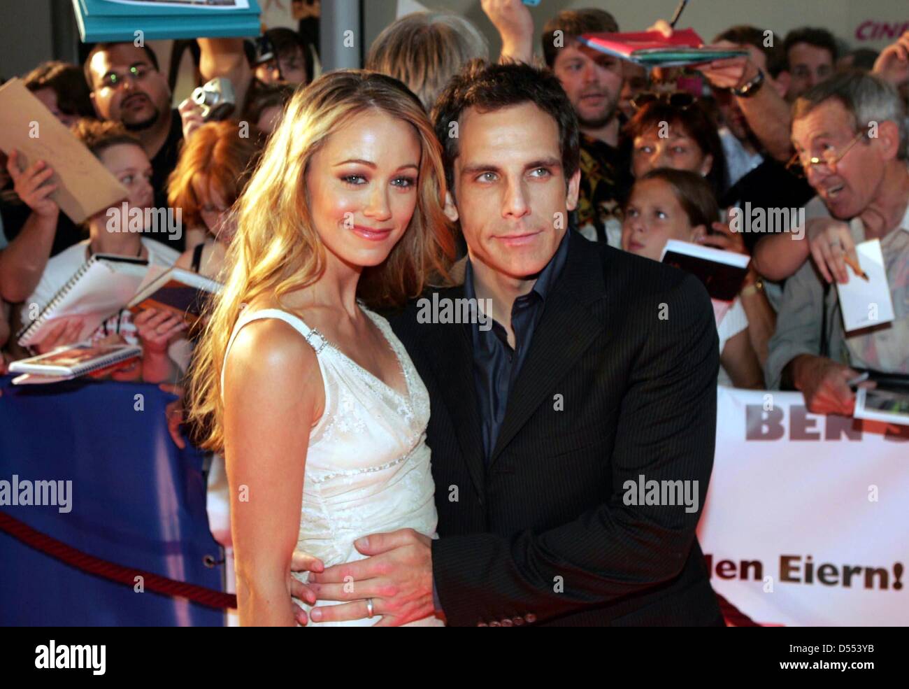 Ben Stiller R Und Christine Taylor L Bei Der Vorfuhrung Des Films Dodgeball A True Underdog Story In Berlin Stockfotografie Alamy