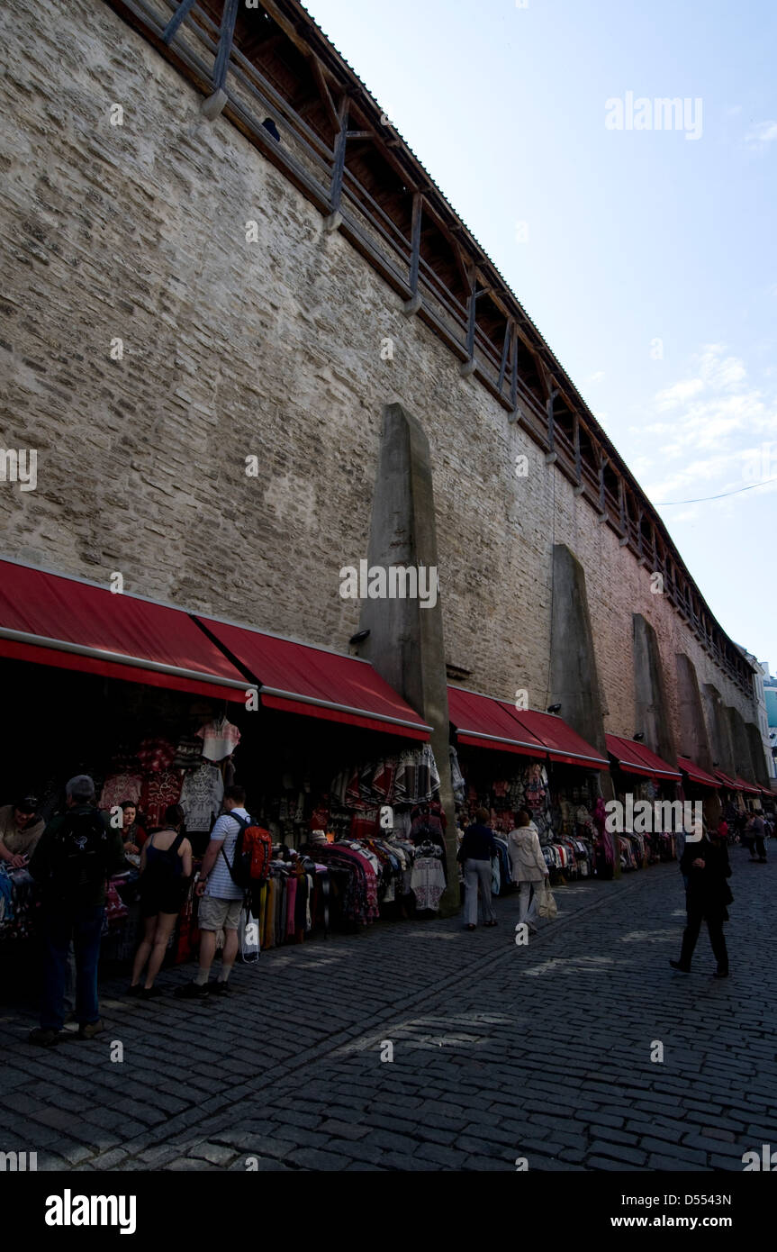 Marktstände unter den Bögen der alten befestigten Stadtmauer in Muurivahe, Altstadt von Tallinn, Tallinn, Estland, den baltischen Staaten Stockfoto