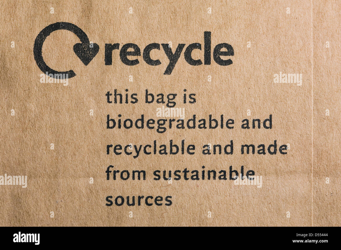 Recycling-Logo auf eine braune Papiertüte. Stockfoto