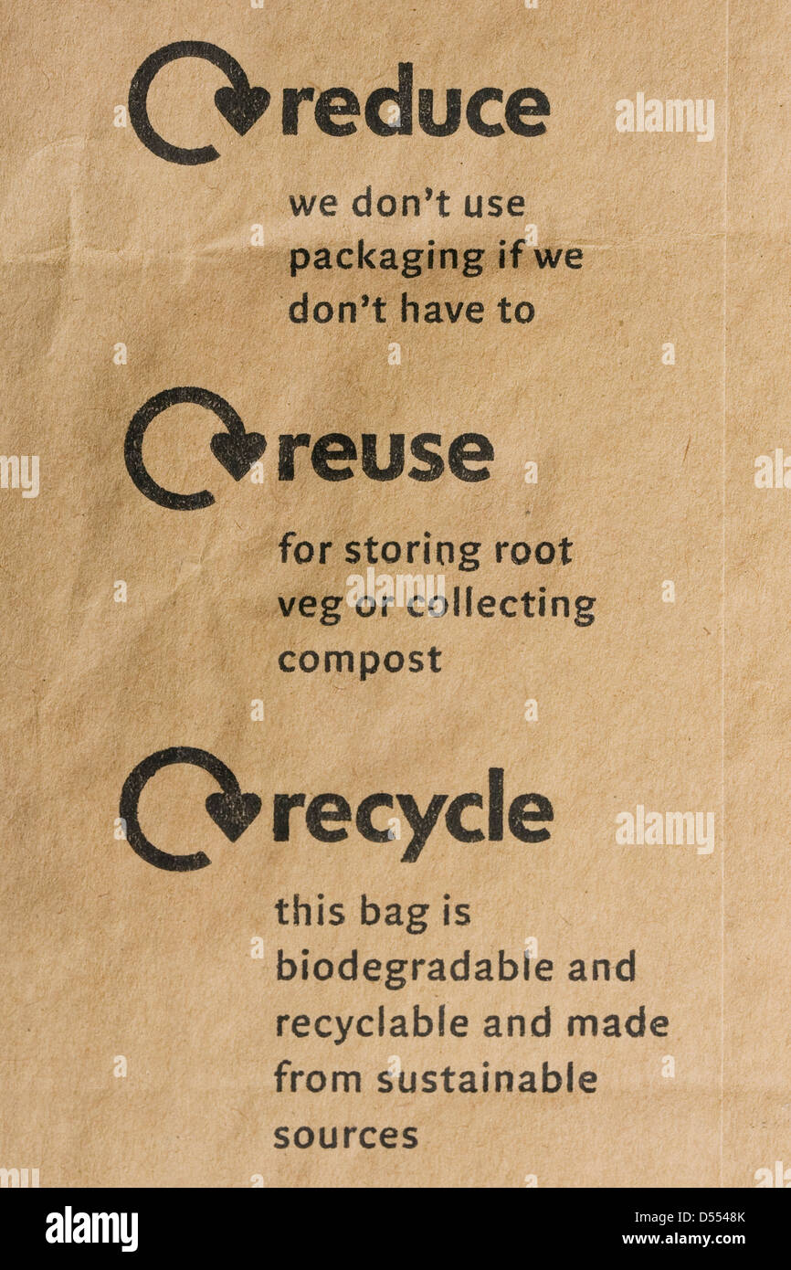 Reduzieren Sie, wiederverwenden Sie, recyclen Sie Logo auf eine braune Papiertüte. Stockfoto