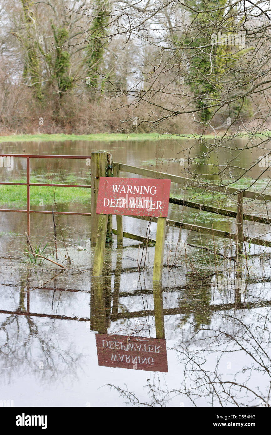 "Warnung Tiefenwasser" melden Sie sich an überfluteten Gebiet in Arundel, West Sussex, Großbritannien Stockfoto