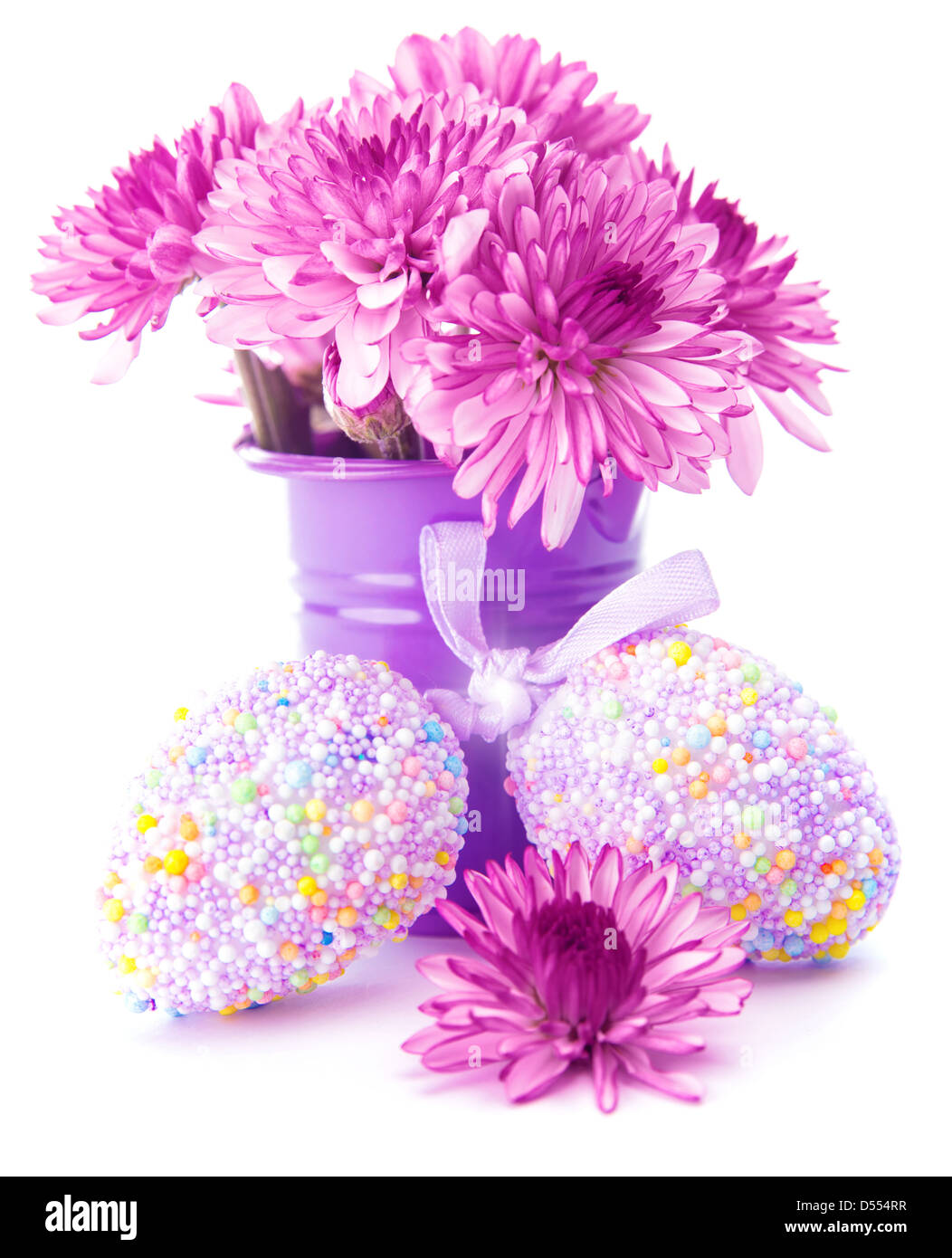 Ostereier dekoriert mit Farben Perlen, frisch rosa Gerbera Blumen in violett Topf, isoliert auf weißem Hintergrund Stockfoto