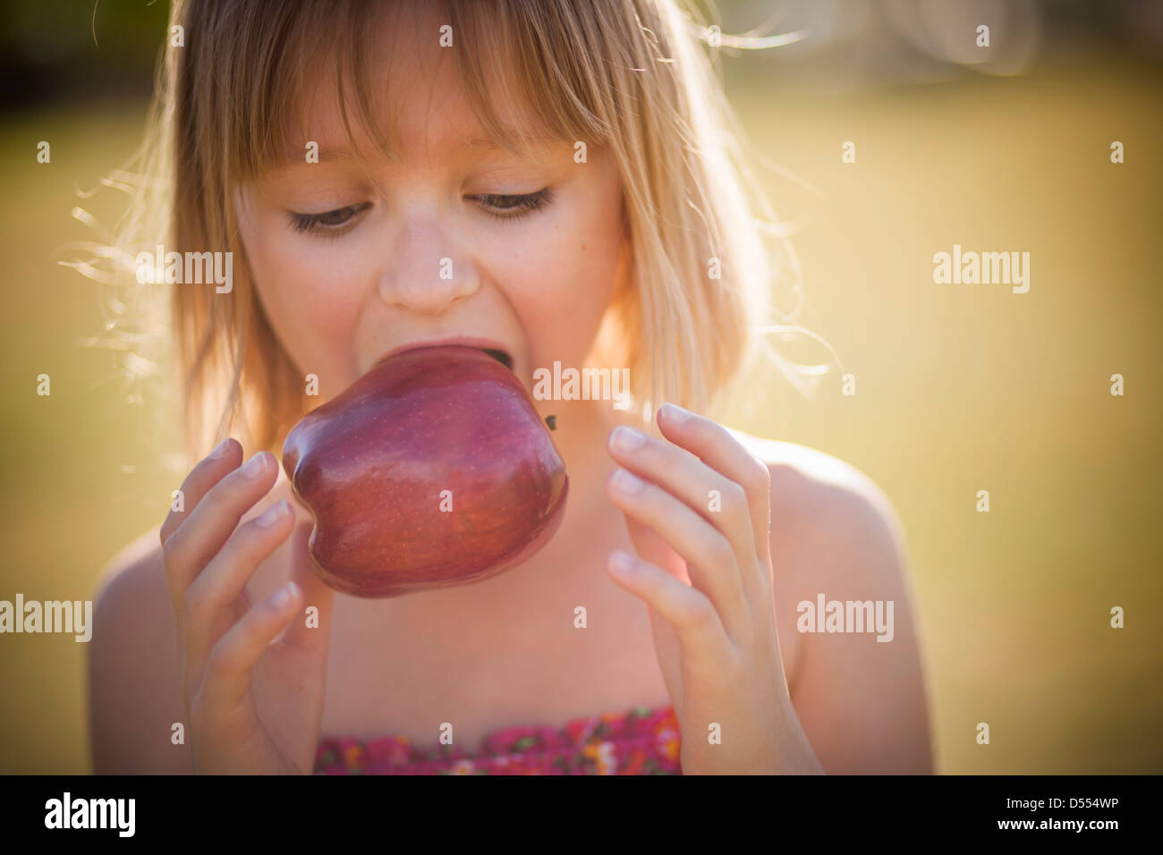 Mädchen zu essen Apfel im freien Stockfoto
