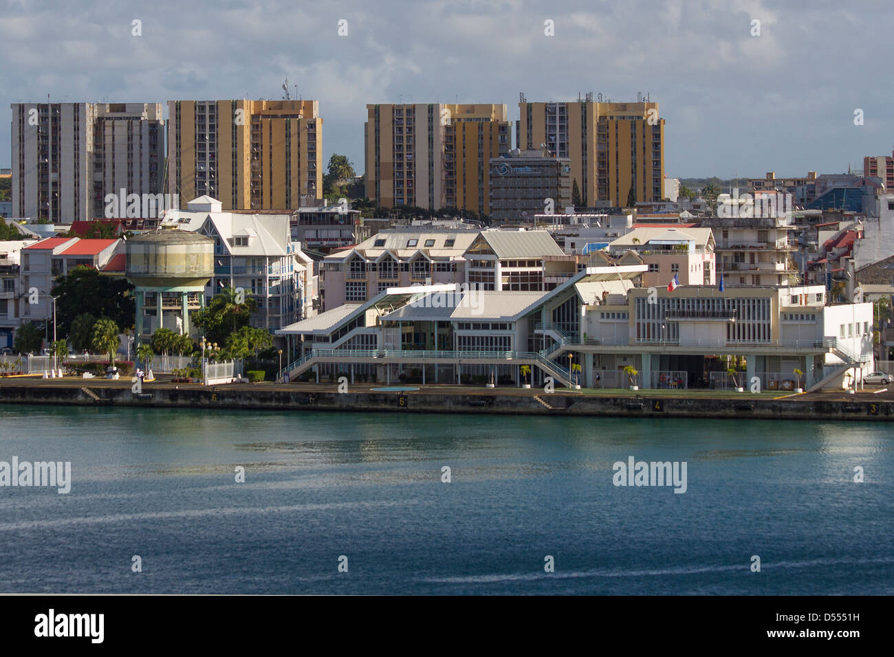 Guadeloupe Pointe-à-Pitre, Skyline der Stadt vom Hafen Stockfoto