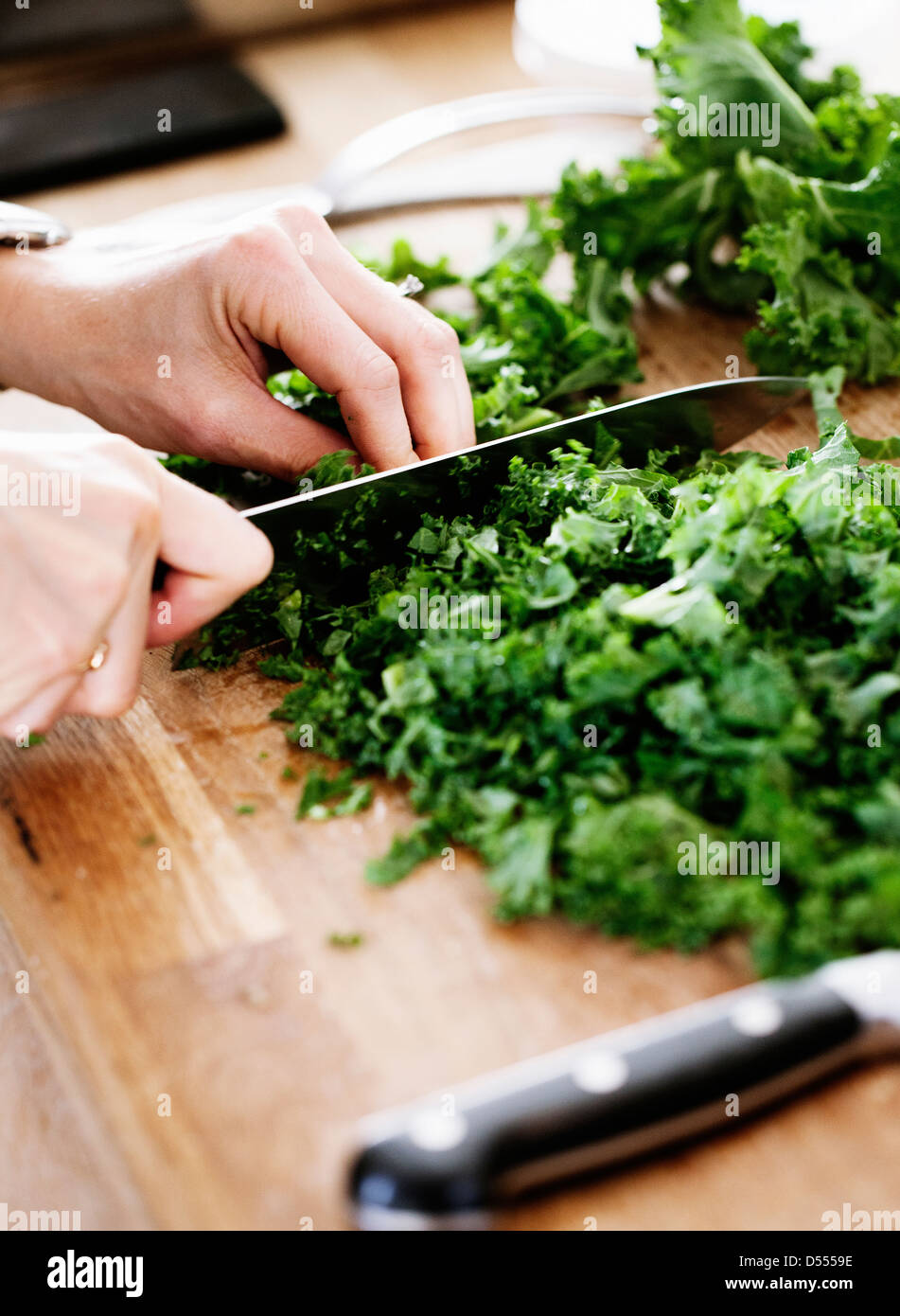 Nahaufnahme von Frau Gemüse Hacken Stockfoto