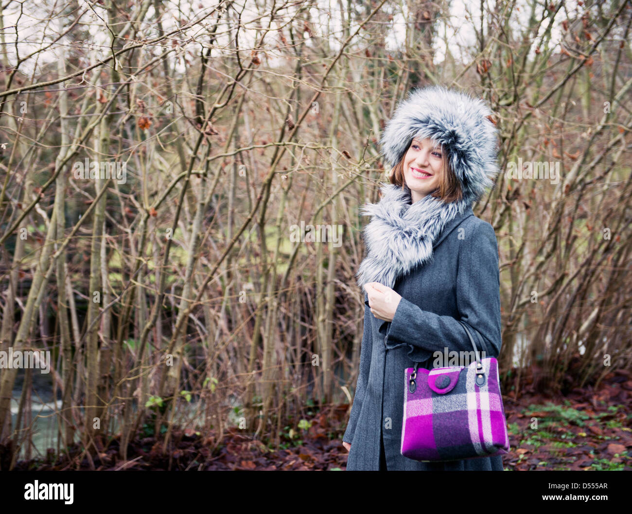 Lächelnde Frau, Wandern im Wald Stockfoto