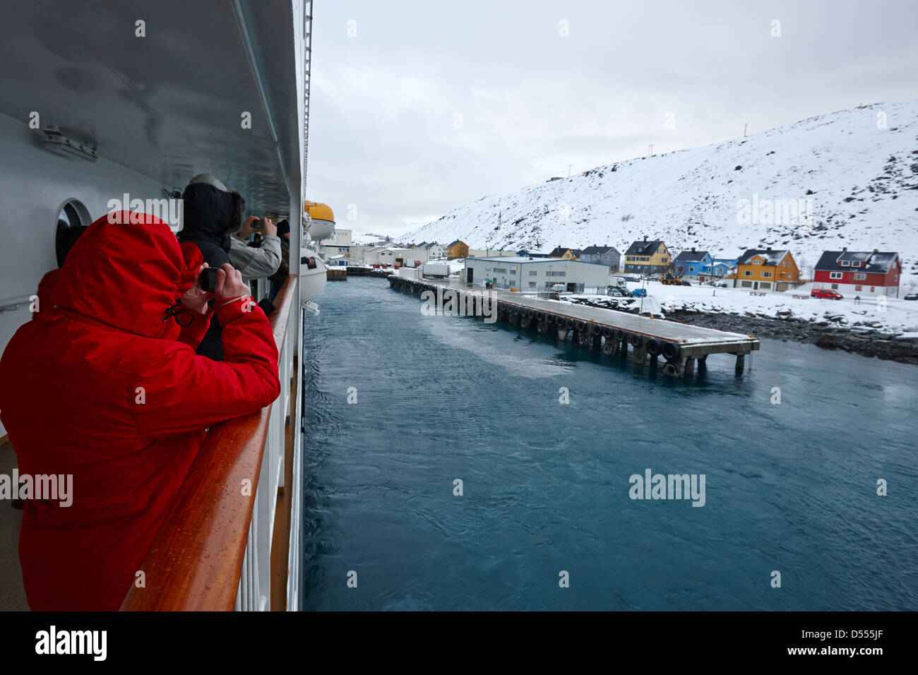 Touristen, die die Fotos von Havoysund Hurtigruten Pier Finnmark Norwegen Europa Stockfoto