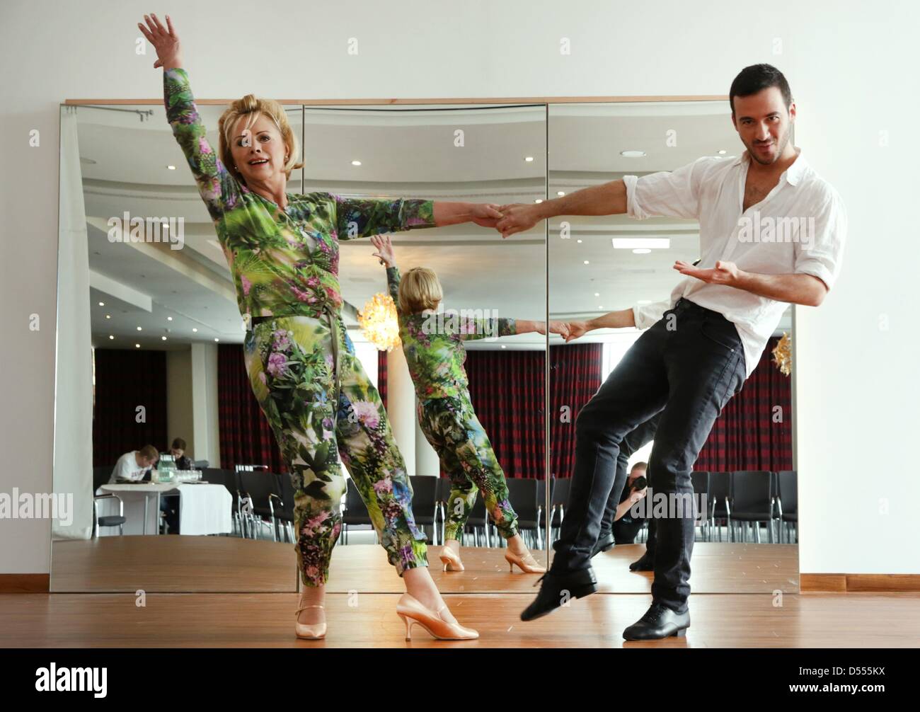 TV-Moderatorin Marijke Amado Praktiken mit professionellen Tänzerin Stefano Terrazzino in Vorbereitung auf die Tanz-Show "Let ´s Dance" des Fernsehsenders RTL in Ahrenshoop, Deutschland, 25. März 2013. Foto: Bernd Wuestneck Stockfoto