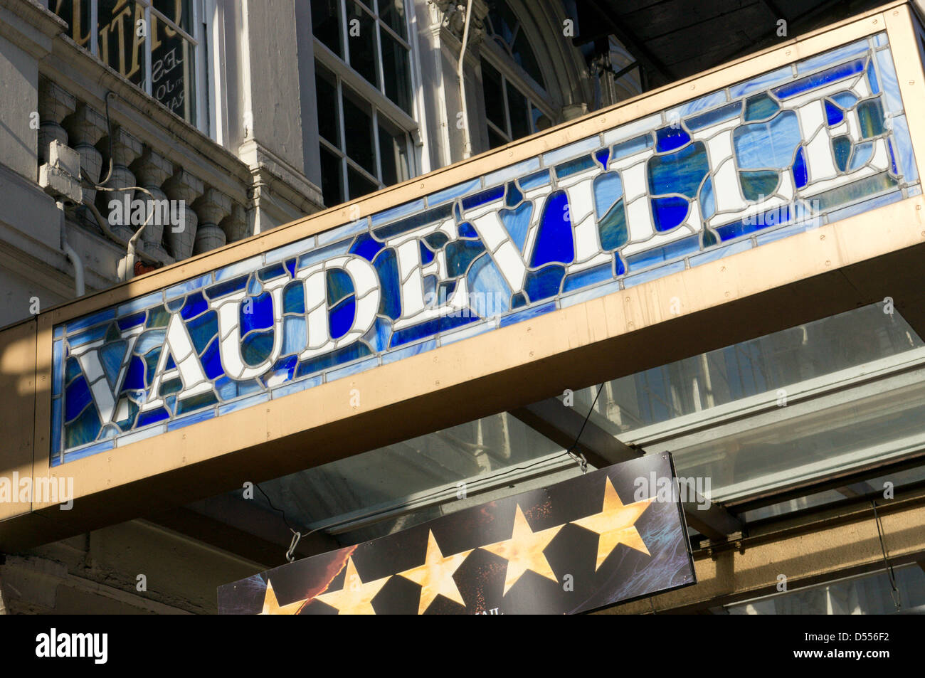 Der Name des Vaudeville-Theaters über dem Eingang in The Strand, London. Stockfoto