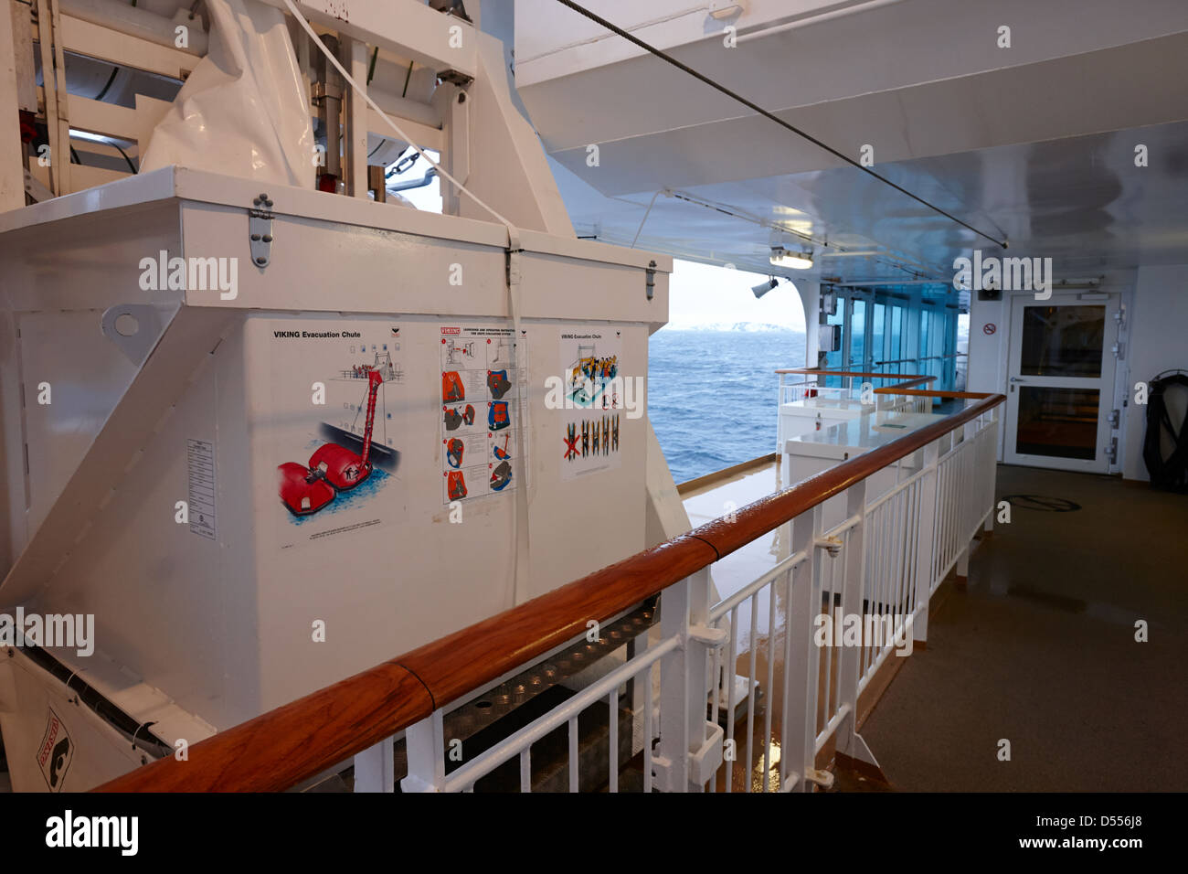 Viking Evakuierung Rutsche auf Passagierdecks Fähre Kreuzfahrt Schiff Norwegen Europa Stockfoto