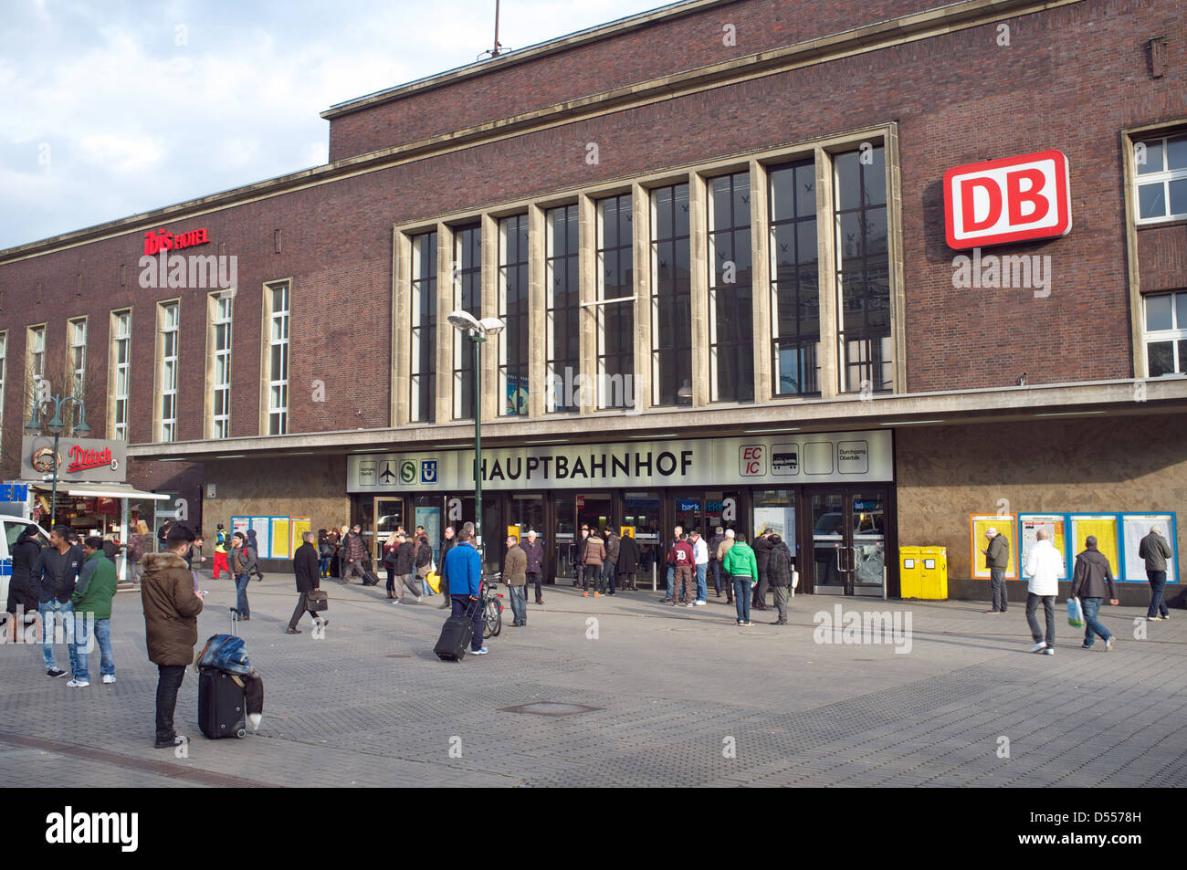 Dusseldorf germany main railway station Fotos und Bildmaterial in