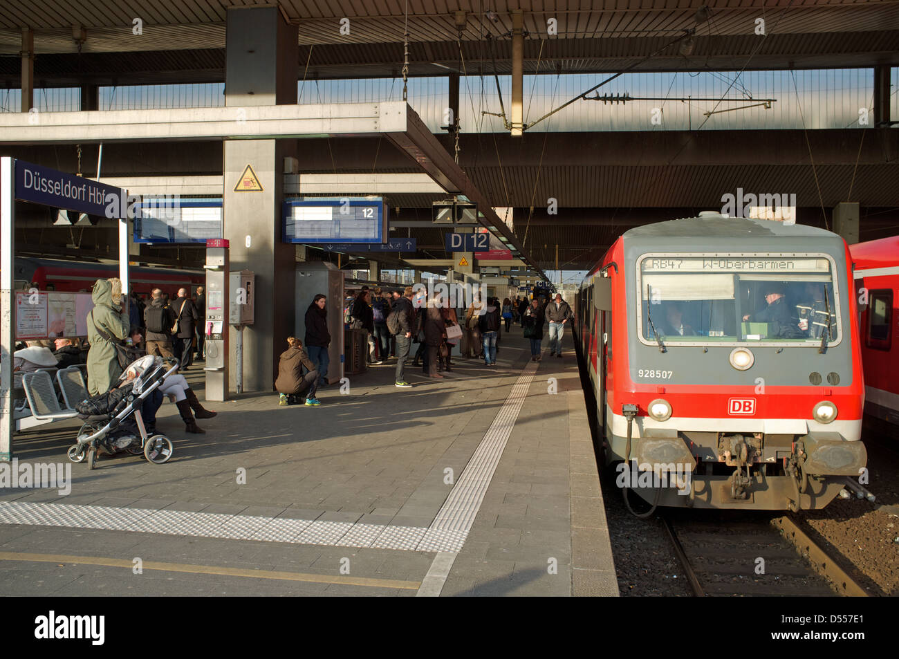Lokaler Personenzug (RB47 Regional-Bahn) nach Wuppertal, Düsseldorf HBF Bahnhof Deutschland Stockfoto