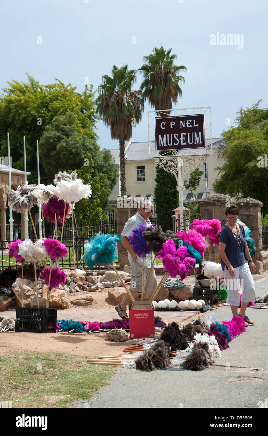 Ostrich Feather Verkäufer vor dem C P Nel Museum in Oudtshoorn Südafrika Stockfoto