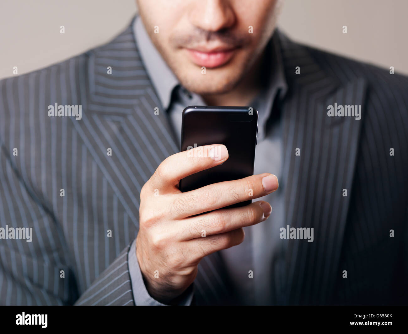 Ansicht des Kaufmanns halten des Telefons beschnitten Stockfoto