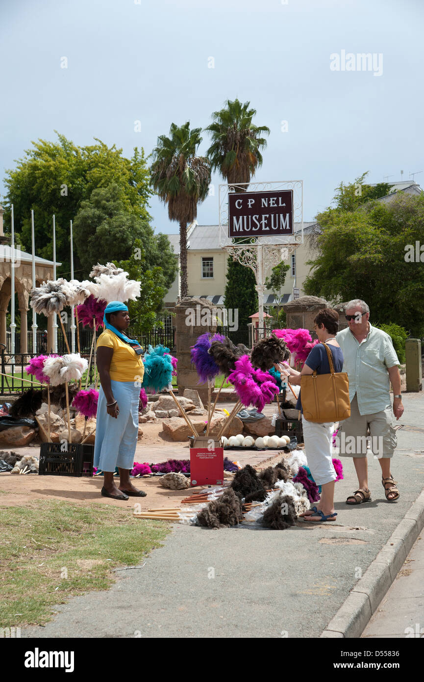 Ostrich Feather Verkäufer vor dem C P Nel Museum in Oudtshoorn Südafrika Stockfoto