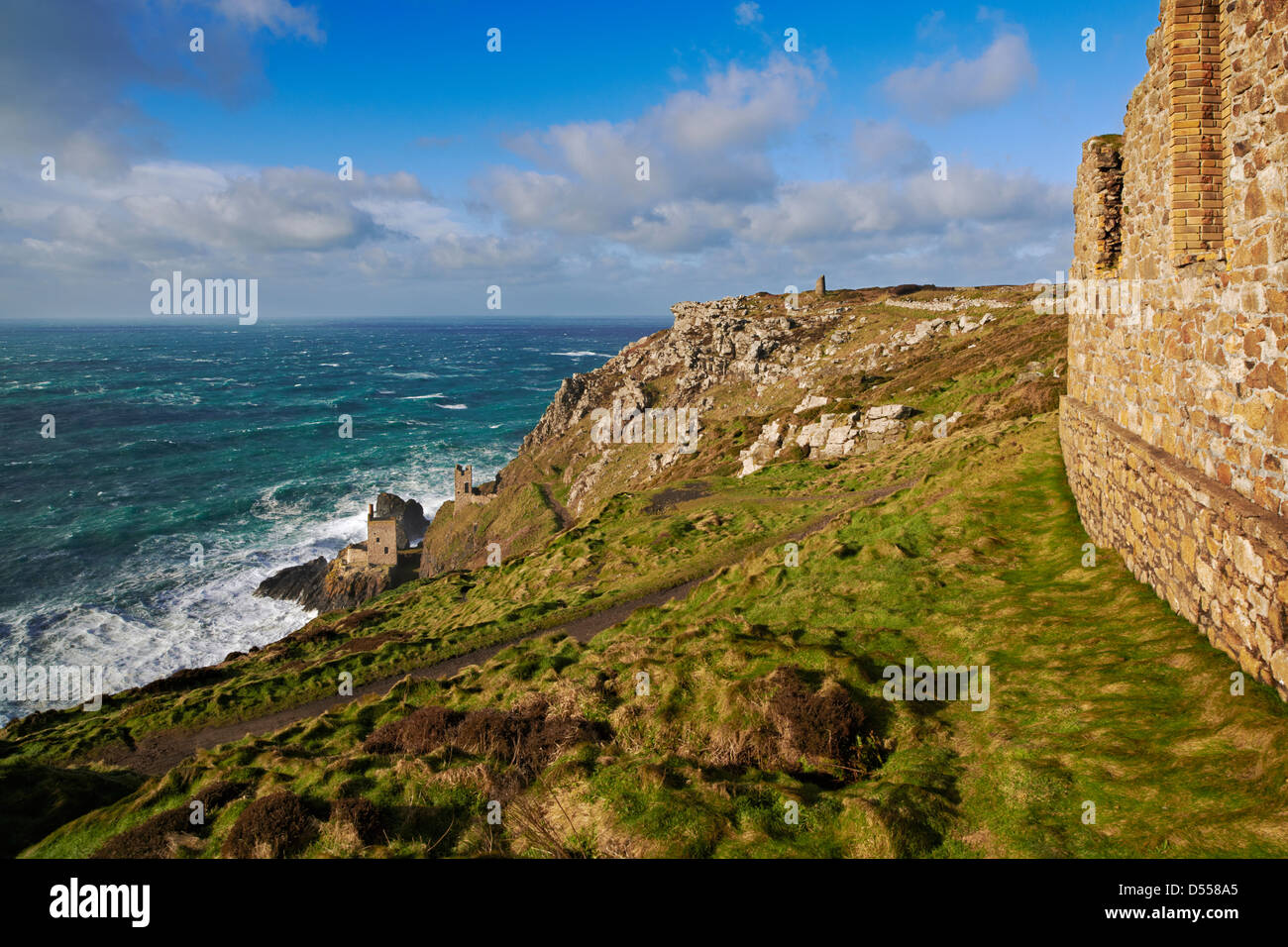 Ein Wintersturm übergibt, Baden einer ärztliche-Tin mine im Sonnenlicht bei Botallack, in der Nähe von Endland, Cornwall Stockfoto