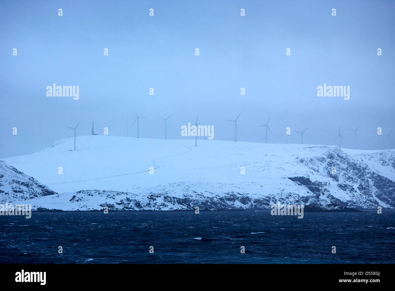 Windpark auf Schnee bedeckt, Klippen und rauen arktischen Küste Norwegen Nordeuropa Stockfoto