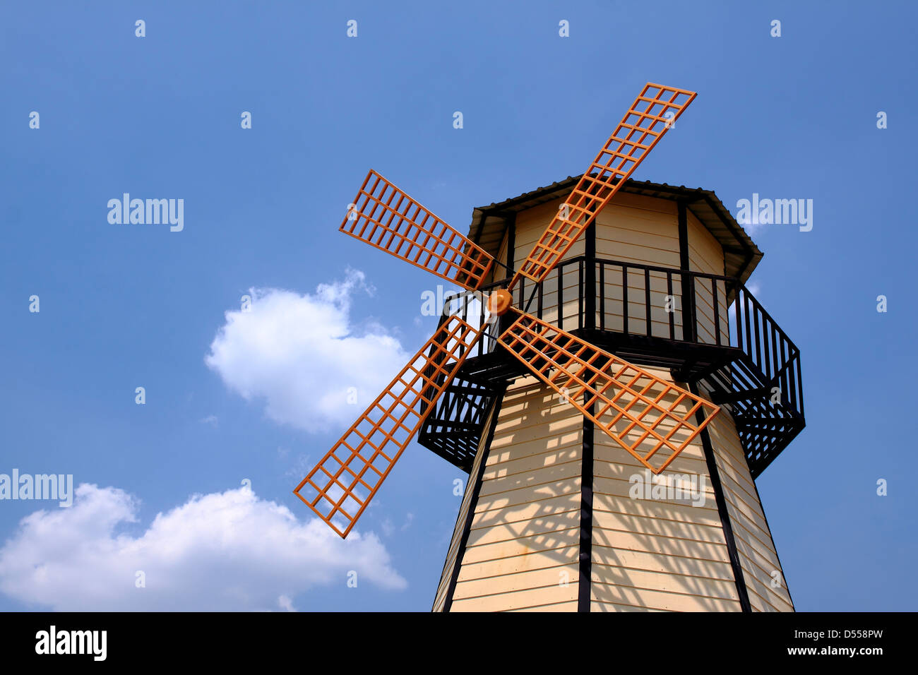 Windmühle mit Wolken am blauen Himmel Stockfoto