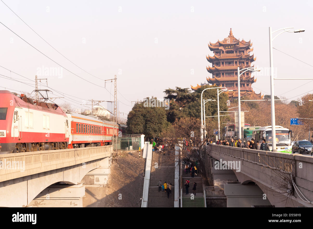 Yellow Crane Tower, die berühmten Sehenswürdigkeiten in Wuhan, Perspektiven für die Bahn und die Wuhan Yangtze River Bridge. Stockfoto