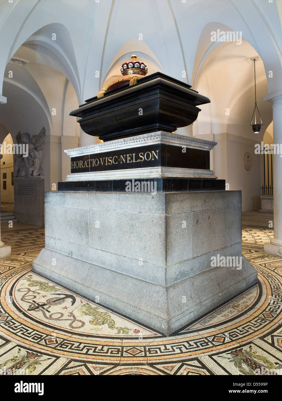 St. Pauls Cathedral, London. Grab von Admiral Lord Nelson (Horatio), entworfen von John Flaxman. In der Krypta. Stockfoto