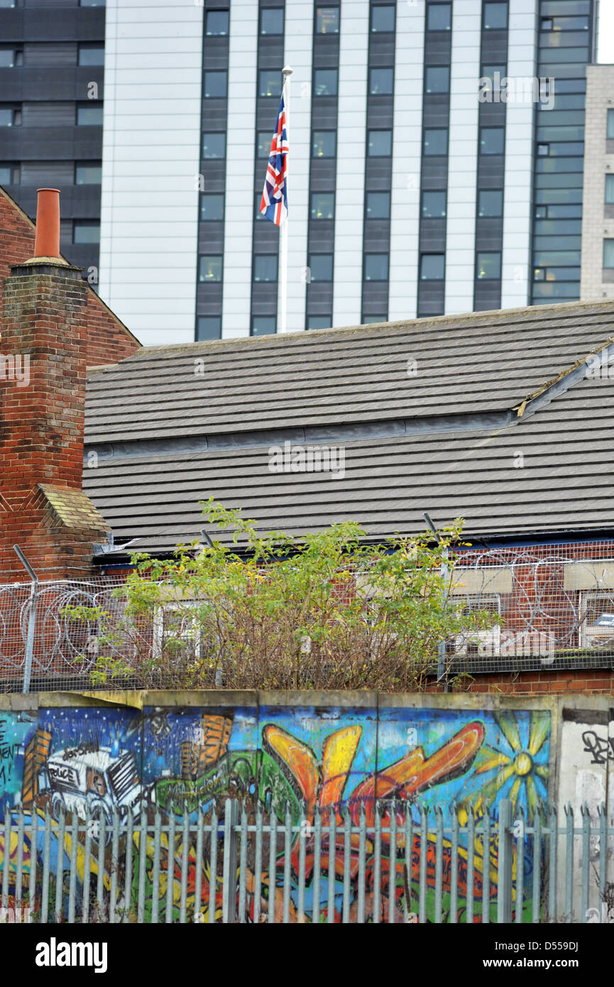 Gehäuse in Leeds Großbritannien mit Bürogebäude hinter. Stockfoto