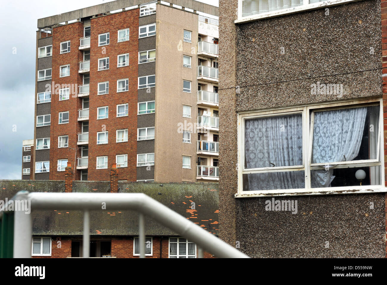 Mischung des sozialen Wohnungsbaus in Leeds Großbritannien Stockfoto