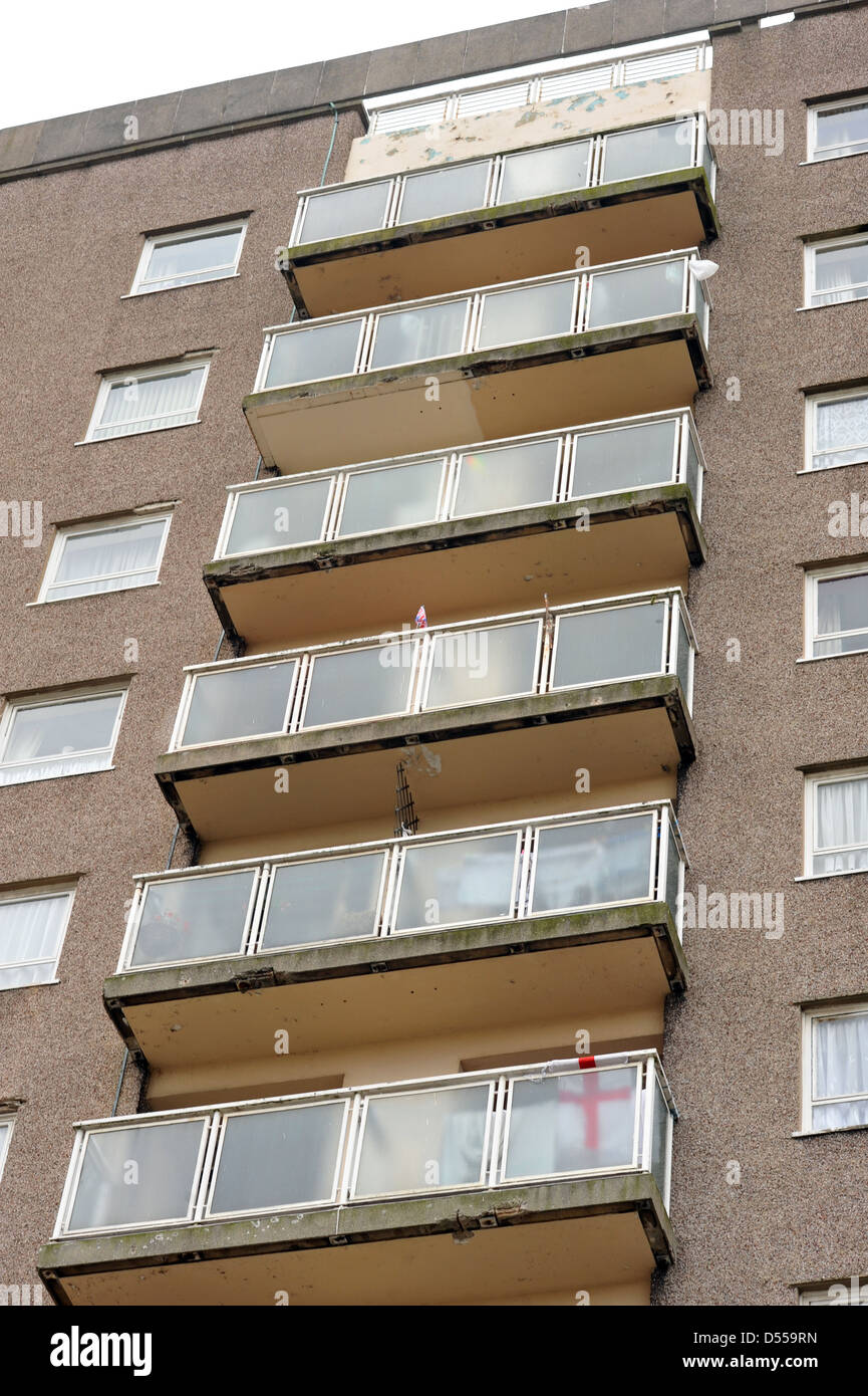 Sozialwohnungen in Leeds Großbritannien mit britischer Flagge. Stockfoto