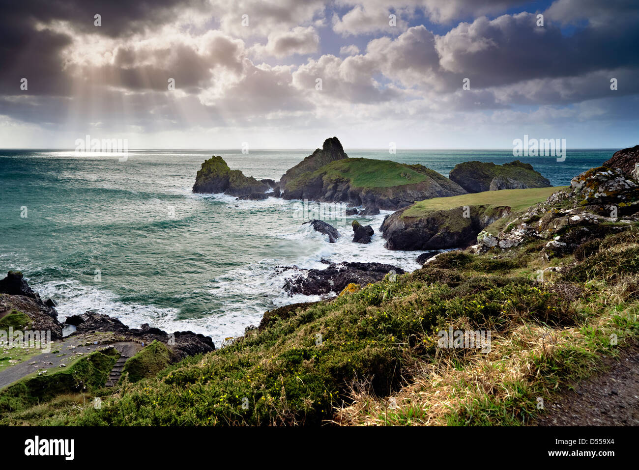 Sonnenstrahlen über dem Meer bei Kynance Cove, Cornwall Stockfoto