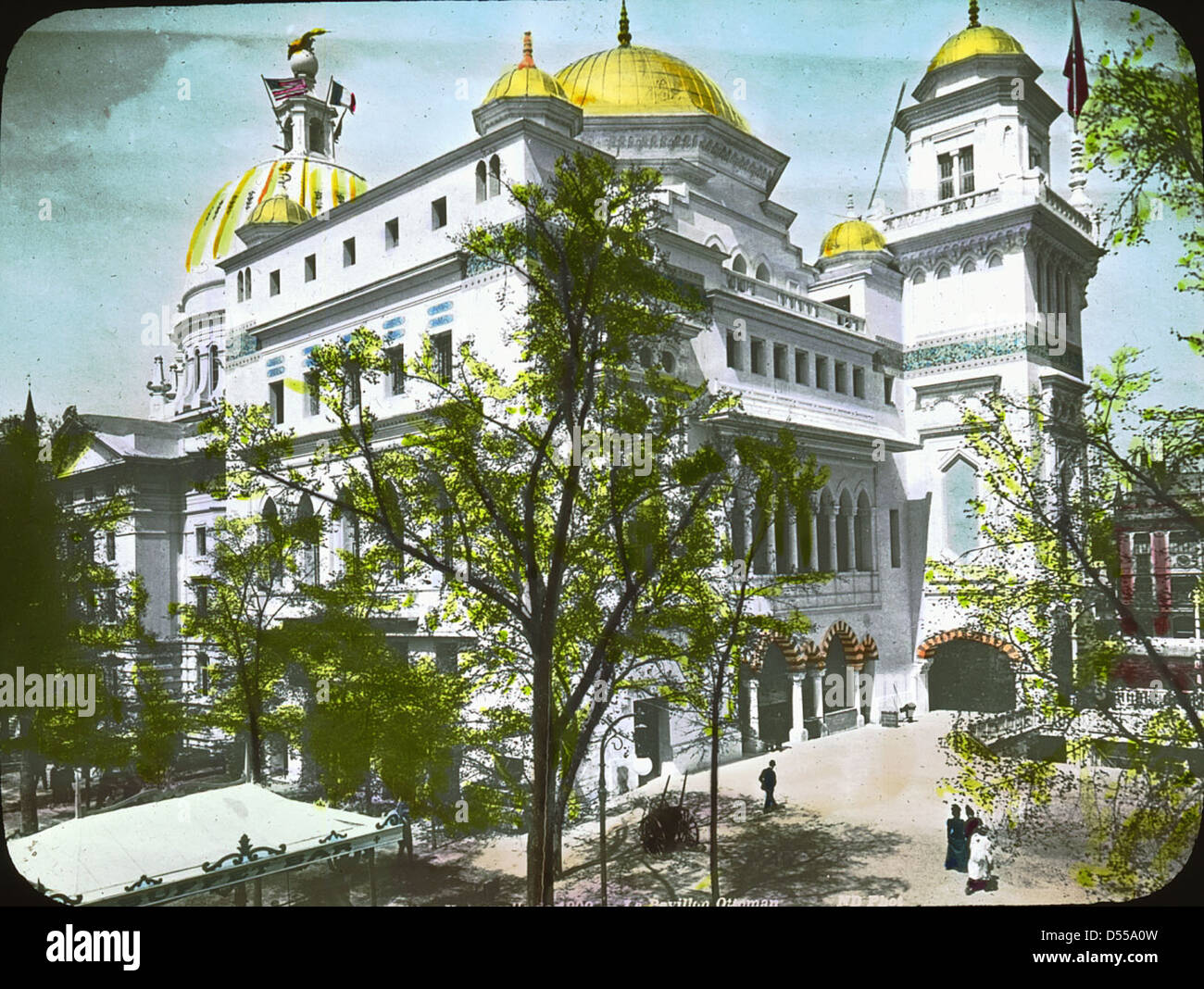 Blick auf den türkischen Pavillon auf der Pariser Ausstellung Universelle 1900, mit seiner kunstvollen Architektur und Kuppelstruktur, die das kulturelle und architektonische Erbe der Türkei zeigt. Stockfoto Blick auf den türkischen Pavillon auf der Pariser Ausstellung Universelle 1900, mit seiner kunstvollen Architektur und Kuppelstruktur, die das kulturelle und architektonische Erbe der Türkei zeigt. Stockfoto