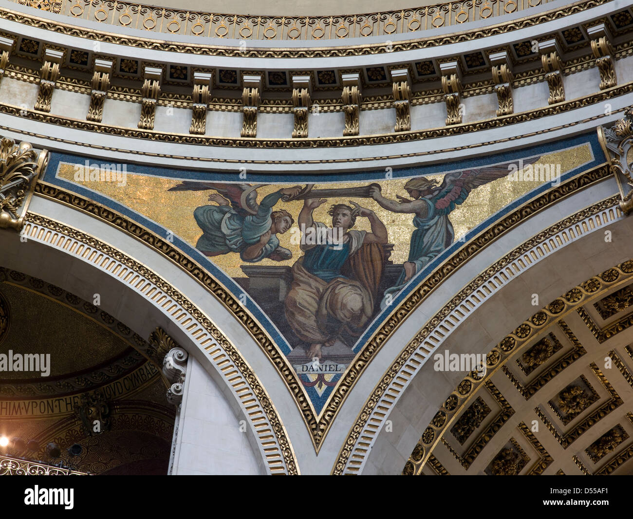 St. Pauls Cathedral, London. Mosaiken in den Zwickeln zwischen den Bögen in der Kreuzung unter der Kuppel. Prophet Daniel Stockfoto