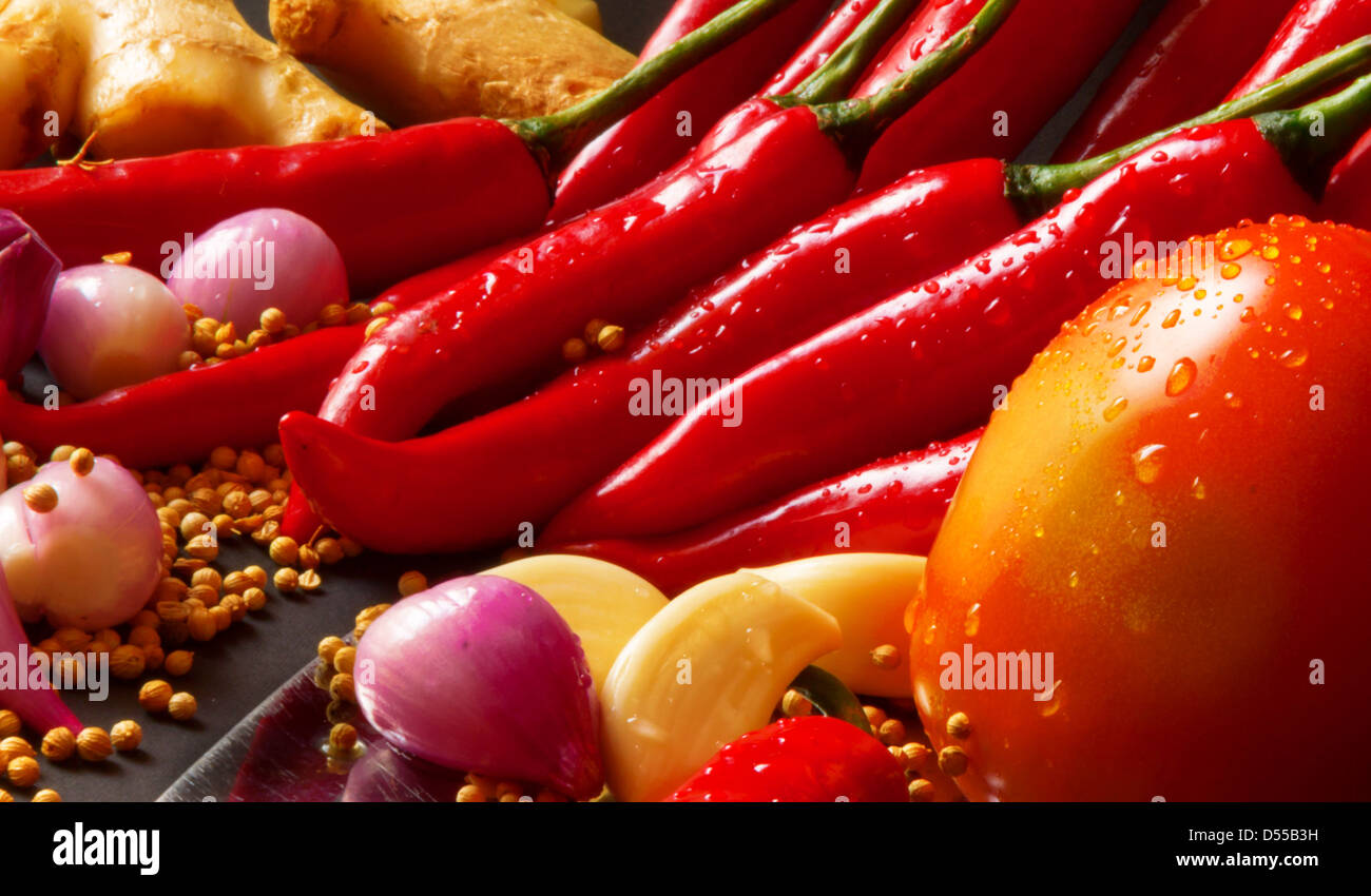Frische Kräuter, Kräuter, Gemüse, Gemüse, Obst, Früchte, Chili, Tomaten, Zwiebel, Knoblauch, scharf, rot Stockfoto