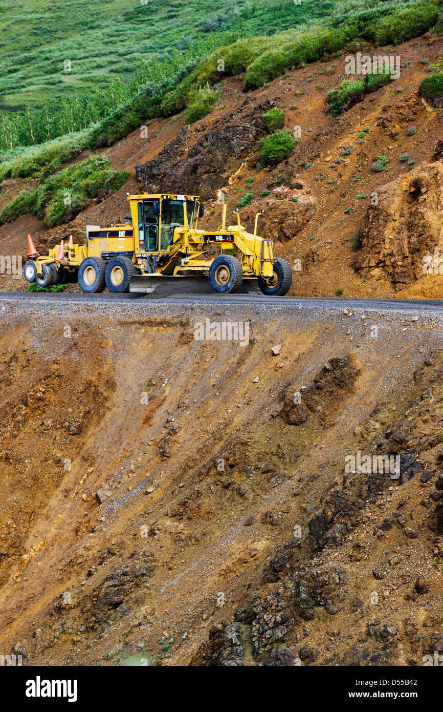 Eine schweres Gerät Road Grader funktioniert auf den Denali Park Road, Polychrome Pass, Denali National Park, Alaska, USA Stockfoto