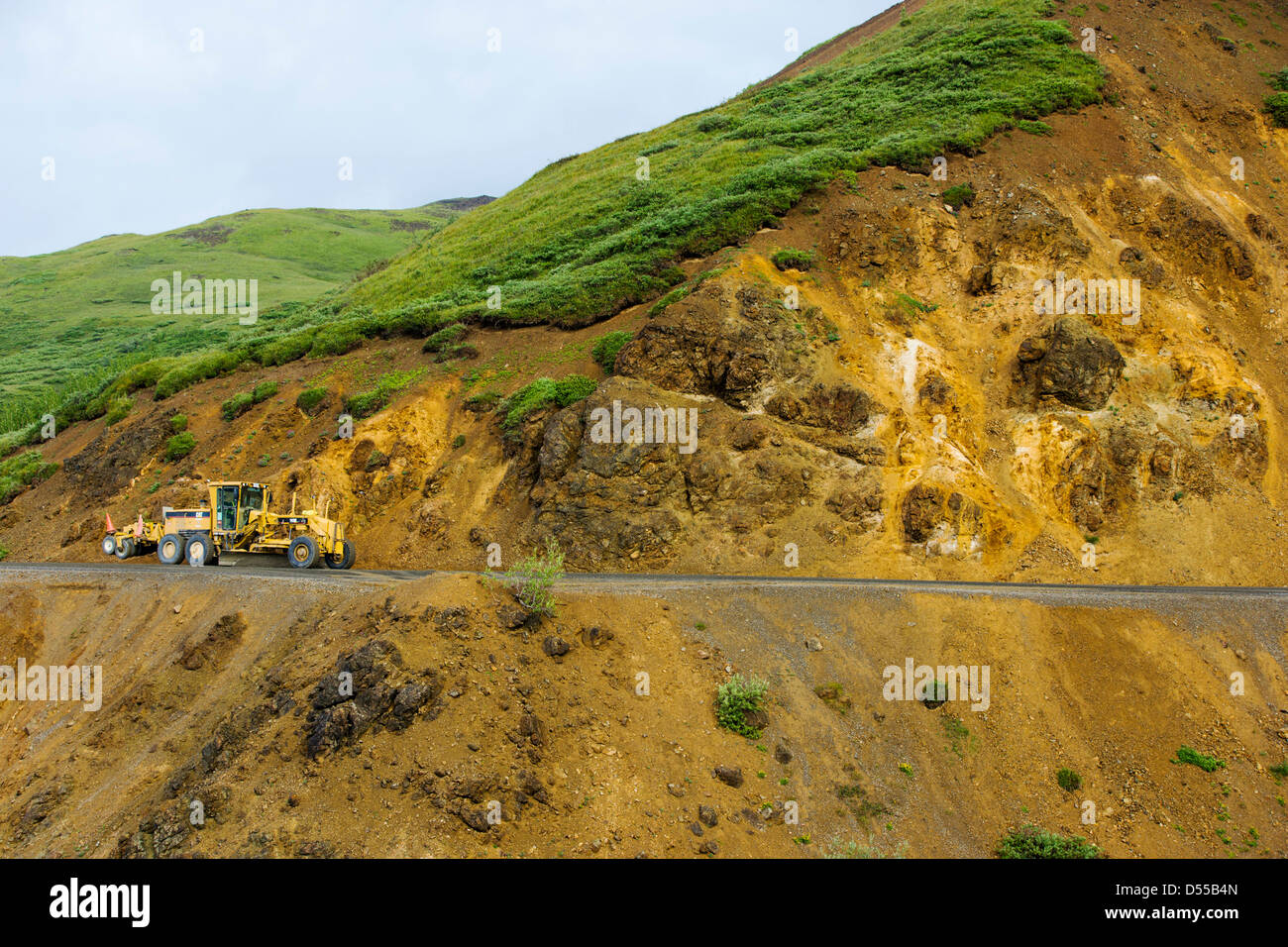 Eine schweres Gerät Road Grader funktioniert auf den Denali Park Road, Polychrome Pass, Denali National Park, Alaska, USA Stockfoto