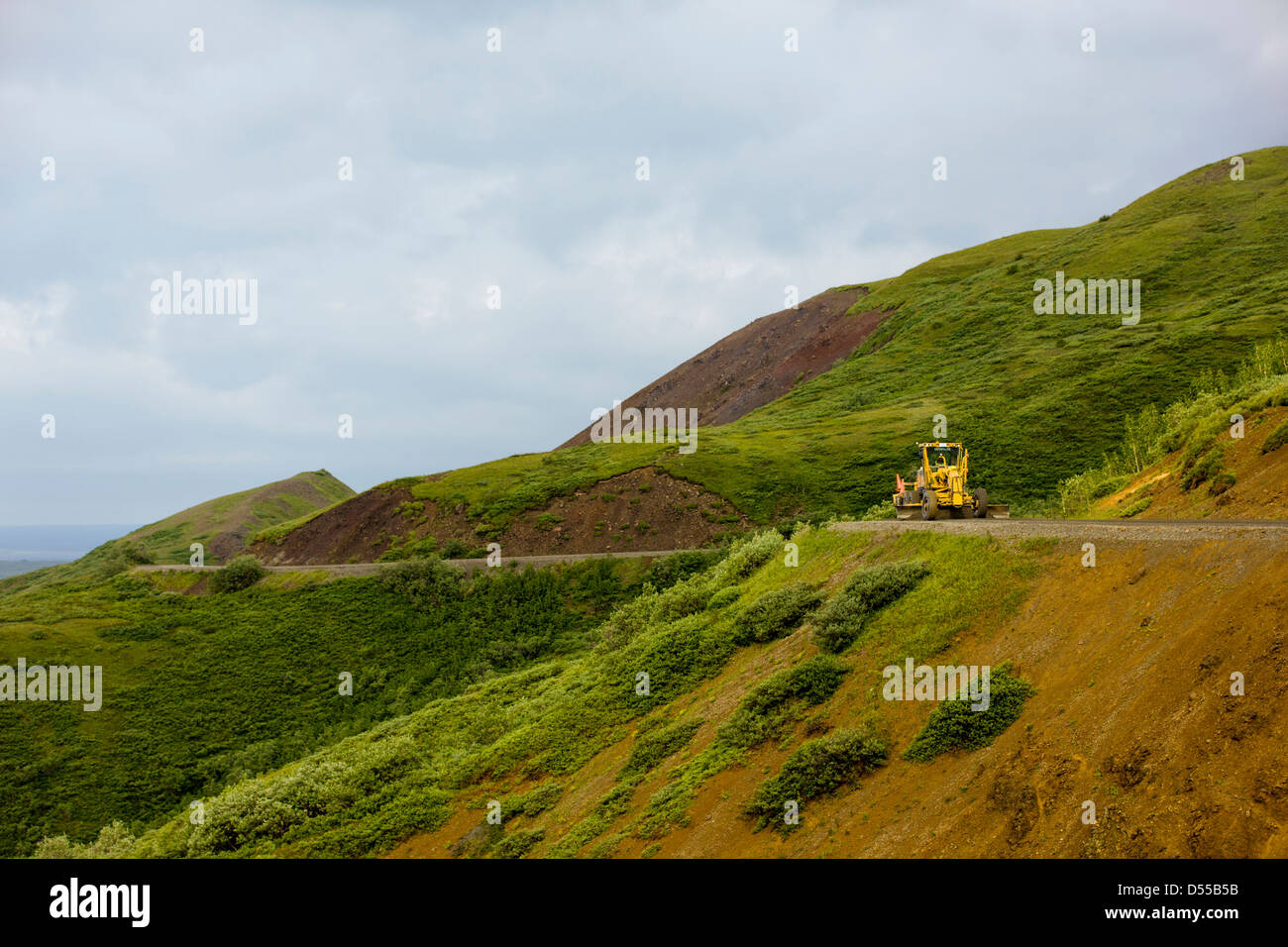 Eine schweres Gerät Road Grader funktioniert auf den Denali Park Road, Polychrome Pass, Denali National Park, Alaska, USA Stockfoto