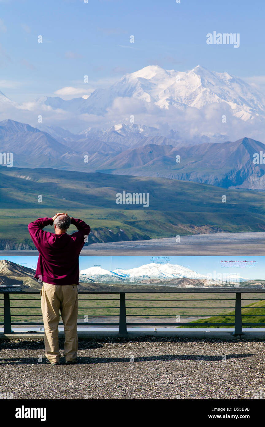Touristen Ansicht Mt. McKinley (Denali Berg), höchster Punkt in Nordamerika (20.320') von Eielson Visitor Center, Denali AK Stockfoto